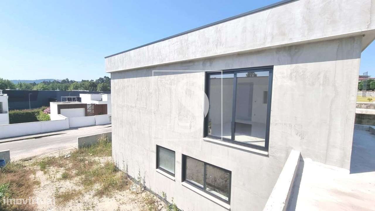 Moradia T3 independente, em construção, na Póvoa de Lanhoso-7