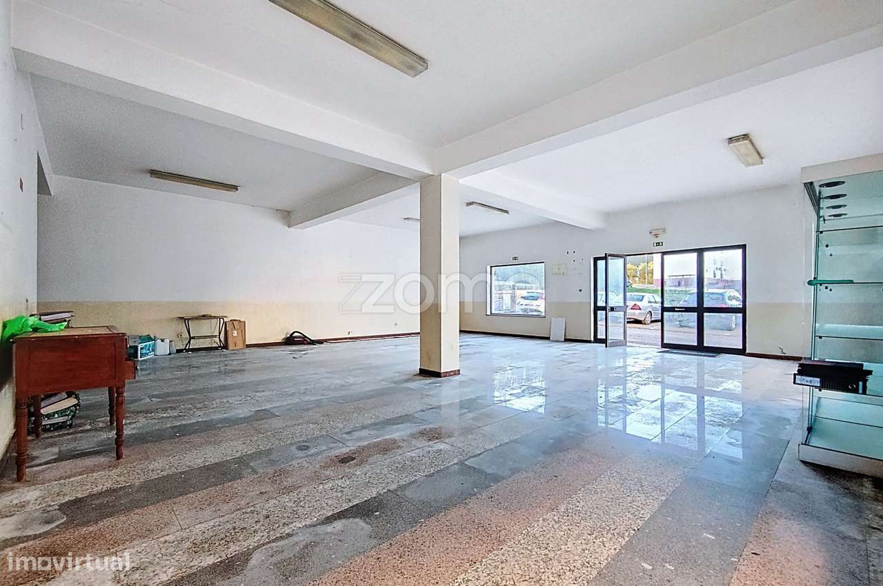 Loja no centro de São Bartolomeu de Messines com 216m2-8