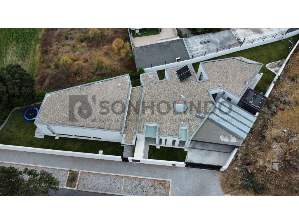 Moradia térrea de 4 frentes, inserida em lote de 700m2, ano de cons...-27