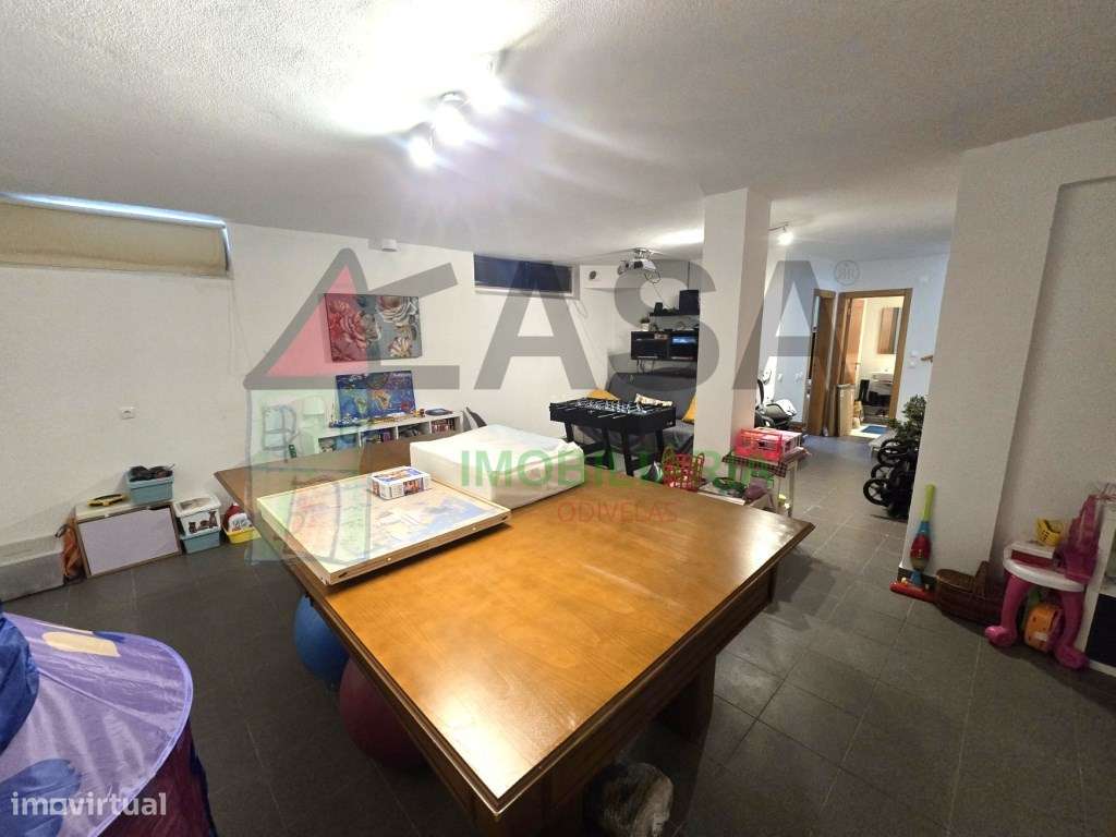 Moradia T4 com Terraço e Vista Desafogada em Loures-50