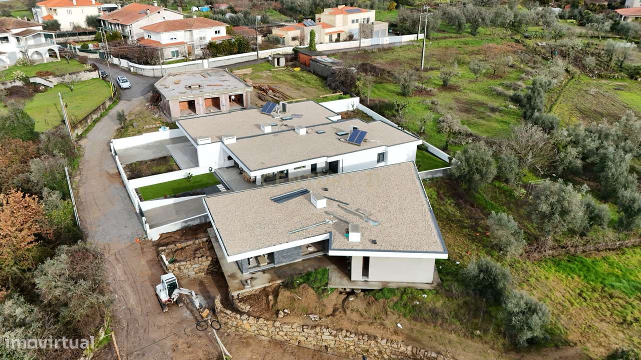 Moradia isolada nova com jardim e garagem - Grande imagem: 2/8