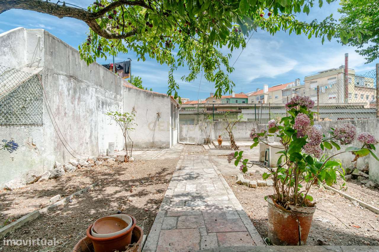 Espaçoso T2 com Jardim em Localização Central em Almada-23