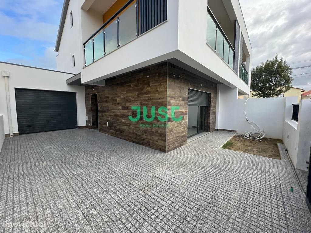 Moradia triplex com 3 suítes e garagem na Quinta do Conde