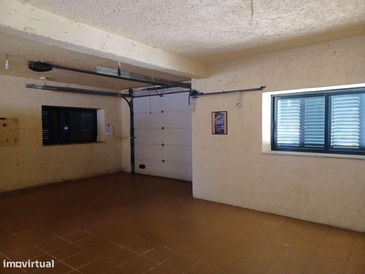 Mor.INDIVIDUAL  2300m2 de terreno + artigo urbano (Tipo T0)  em Lago-19