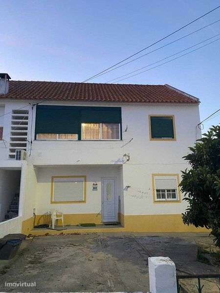 Apartamento T3 Com Sotao Aproveitavel No Centro De Salvaterra De Magos