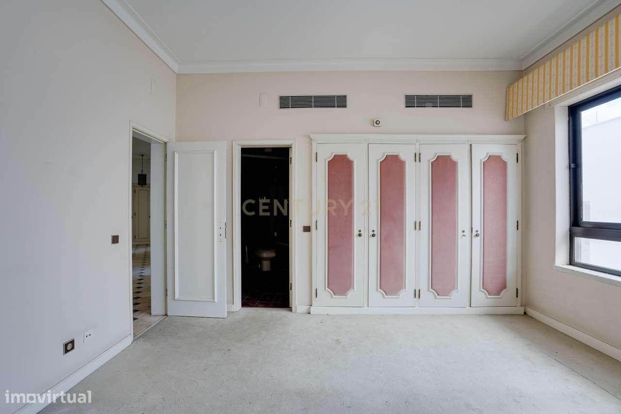 Moradia para remodelação total em Parede com Vista Panorâmica para o M-13