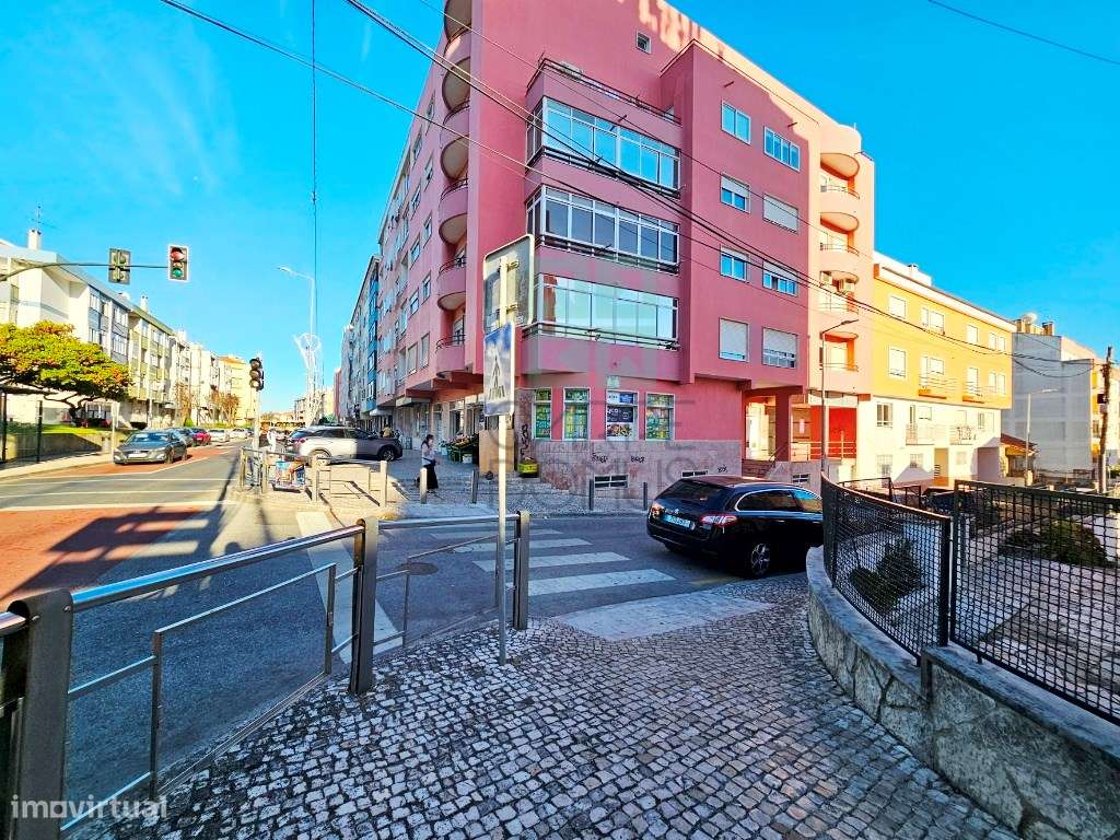 Loja comercial com 50m2, montra, zona movimentada, no Cacém, Sintra-6