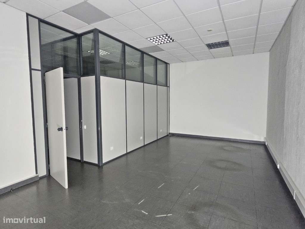 Loja/Escritório com 100m² na Amadora - Excelente Localização e Acessos - Grande imagem: 3/10