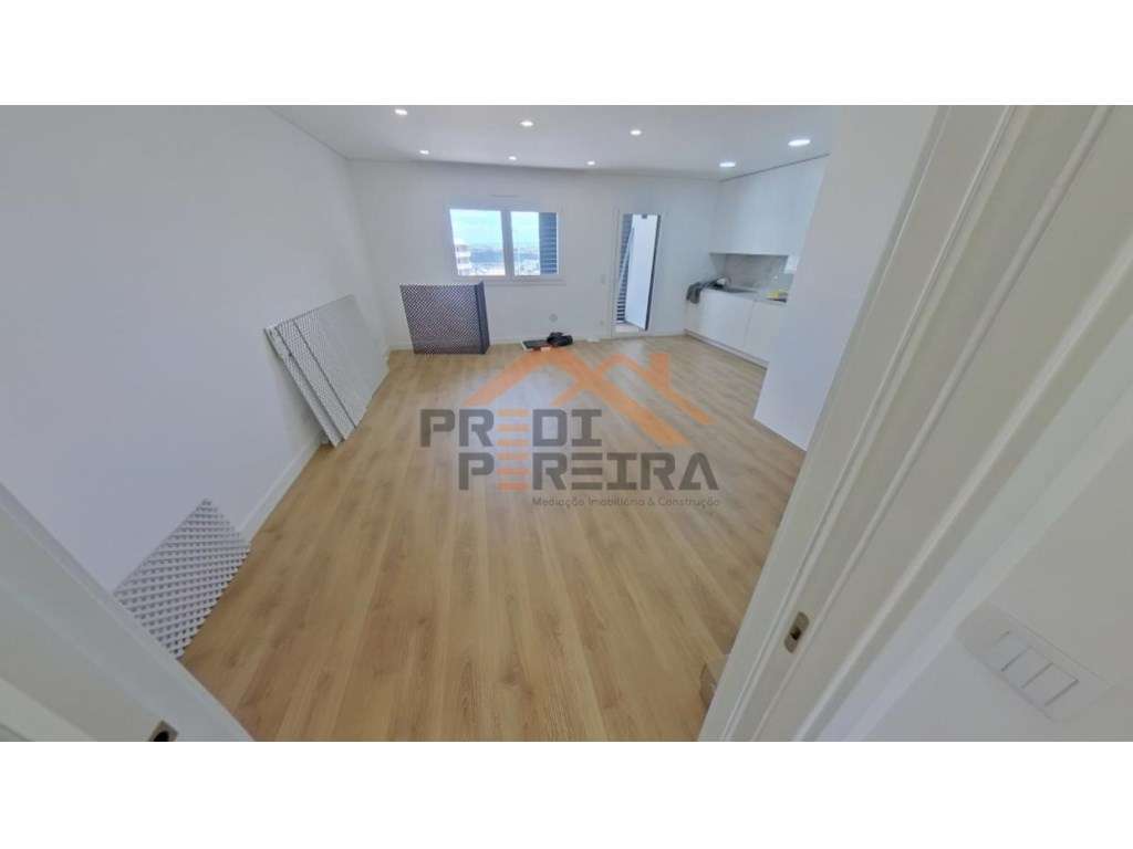 Apartamento T3, localizado em Santo António dos Cavaleiros.-3