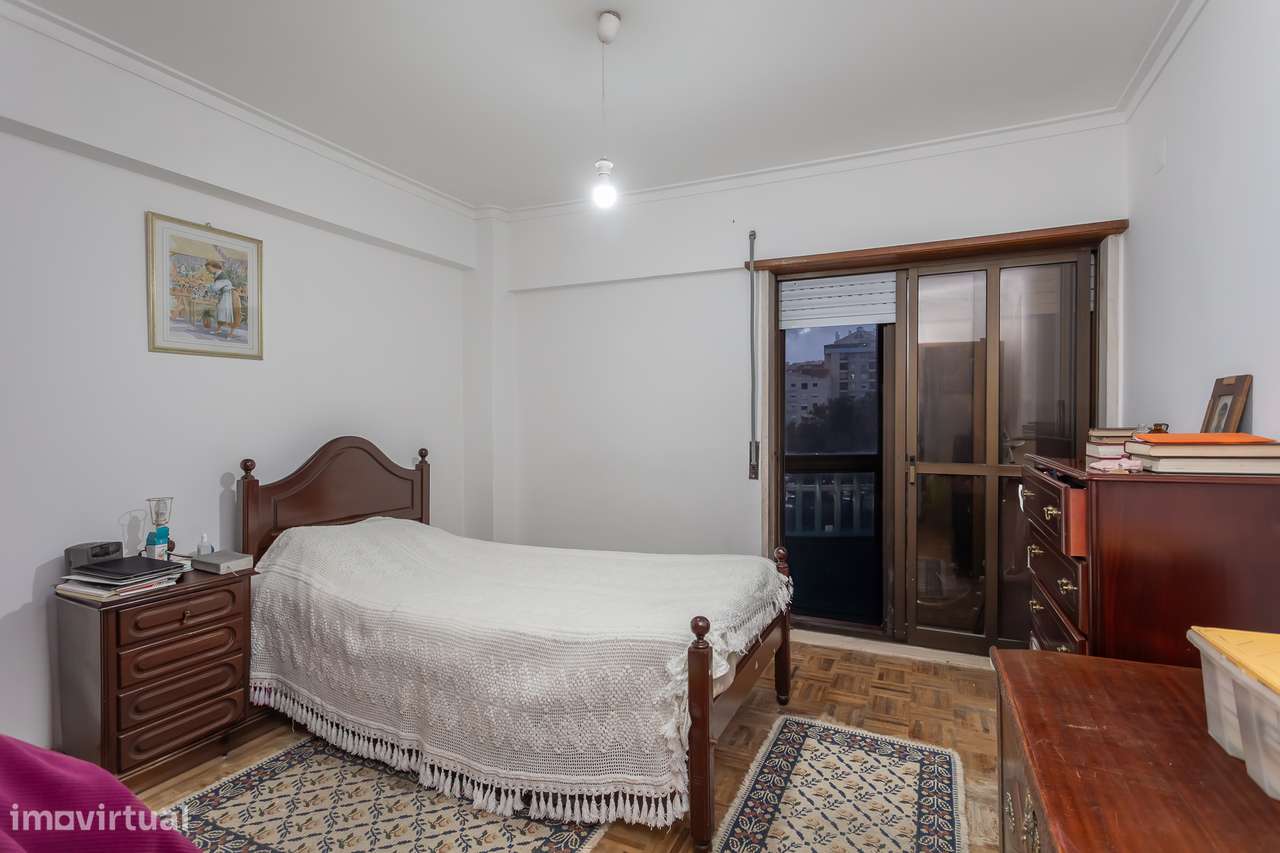 Excelente apartamento T2, situado na Tapada das Mercês-9