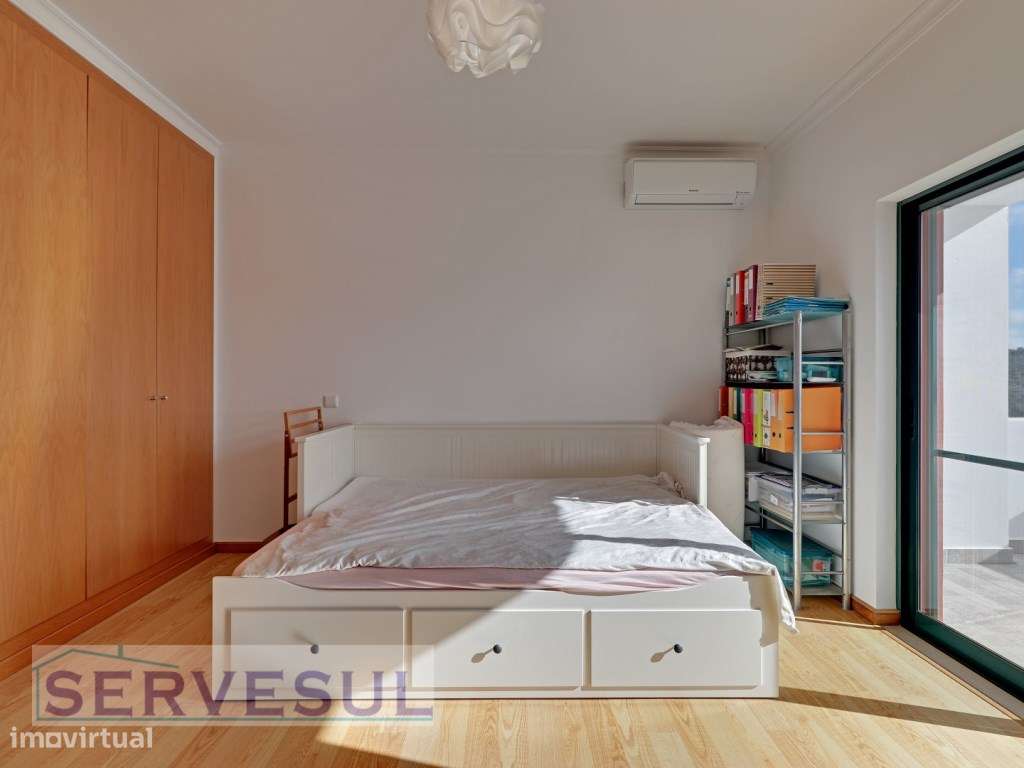 Charmosa Moradia de 2 pisos com 3 quartos espaçosos, garagem, pisci...-11