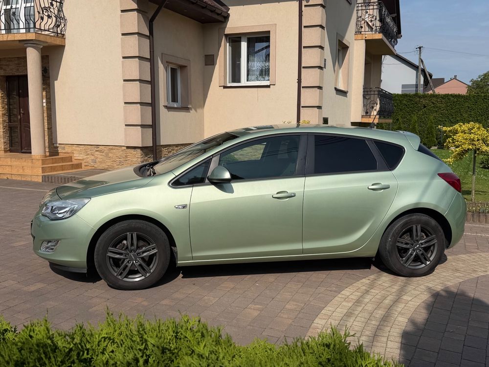 Opel Astra J 1.6 Selection 2011