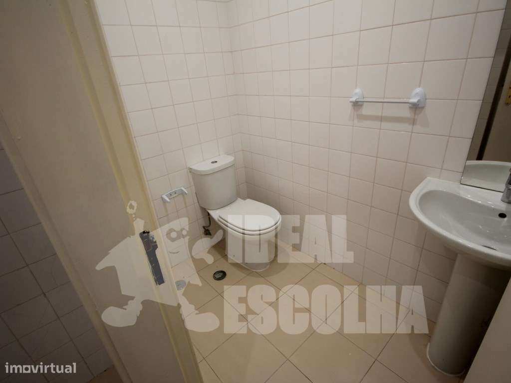 LOJA 140 000€ MONTE DA CAPARICA-6