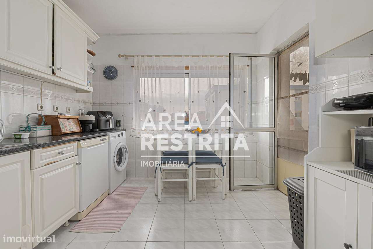 Apartamento T3 transformado em T2 no Seixal, Arrentela-4