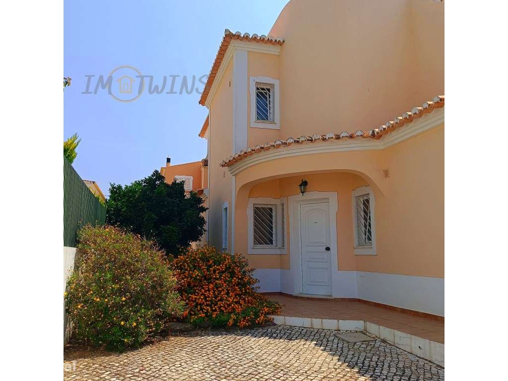 Moradia com piscina e jardim em Carvoeiro-18
