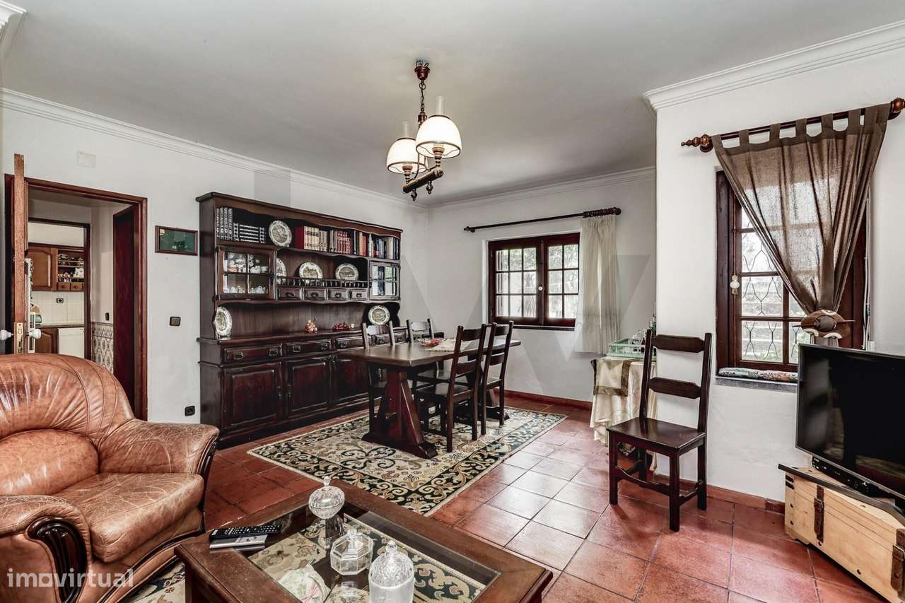 Moradia T6 em Sintra com jardim, garagem e vista de mar ao fundo-7