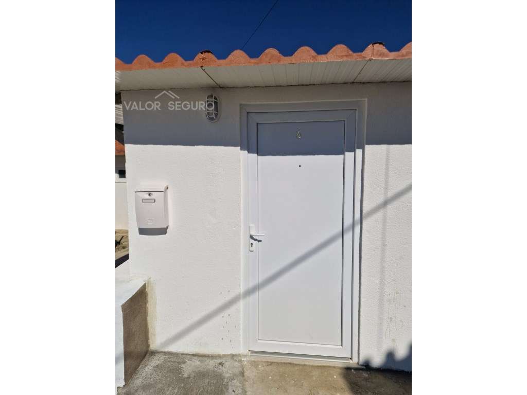Moradia com 8 casas independentes em Sobralinho-19