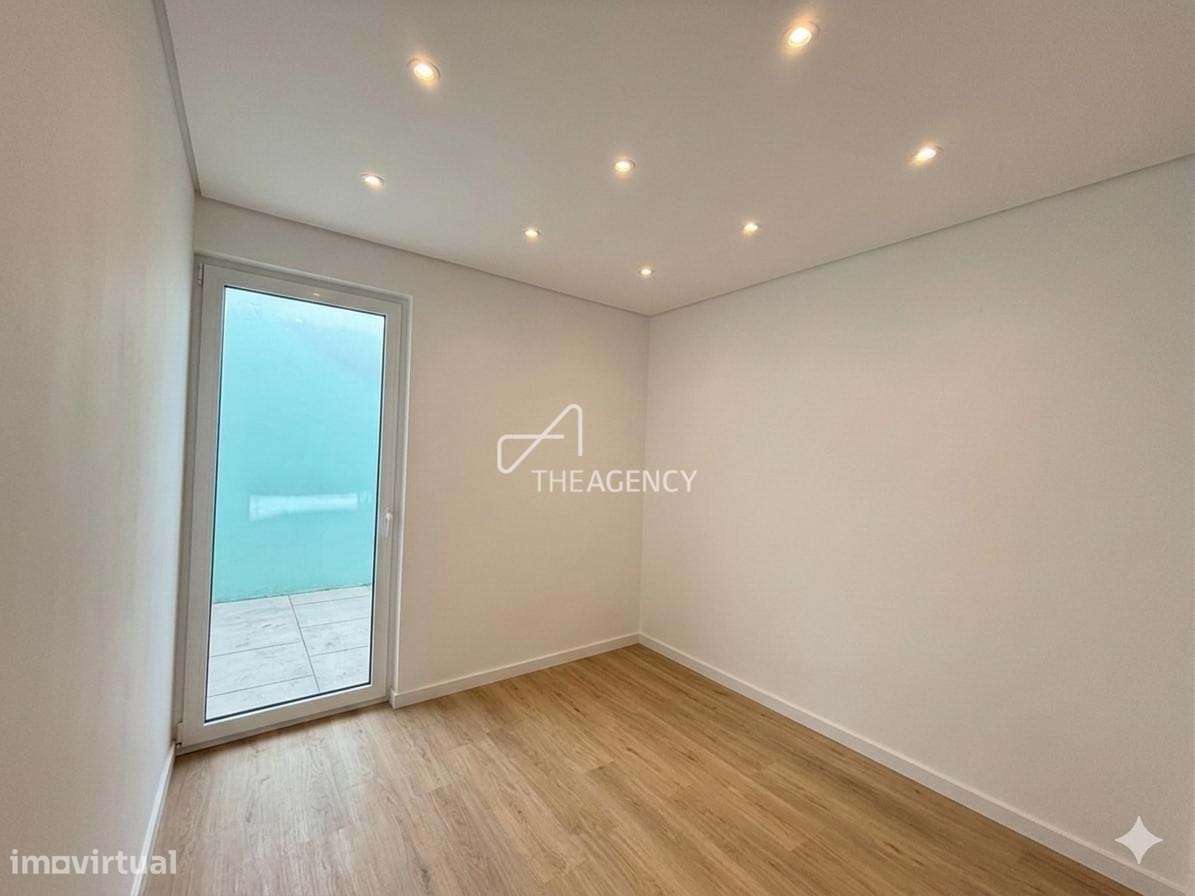 Prédio p/ Investimento em Alhandra  - 2 Estúdios para Restaurar - Grande imagem: 5/29