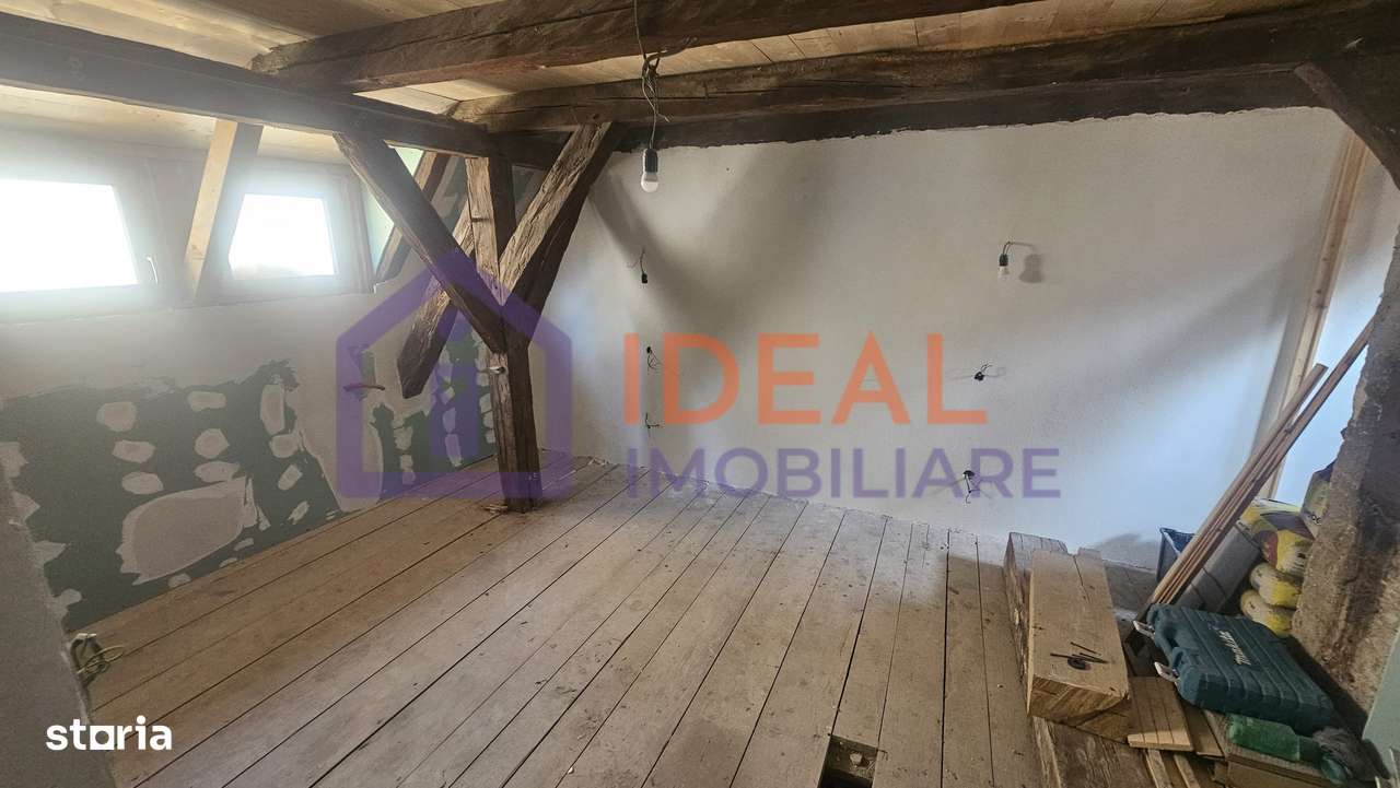 Casă veche, solidă, cu 4 camere, pivniță boltită și 4 băi – zonă centr - Imagine principală: 3/16