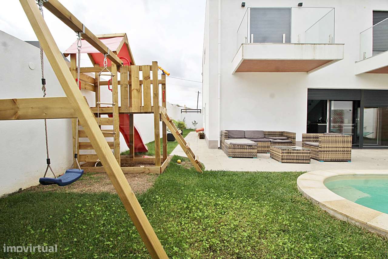 Moradia T5 Independente em Alpriate - Vialonga - Grande imagem: 4/46