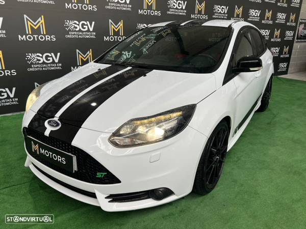 Ford Focus 2.0i ST - 32