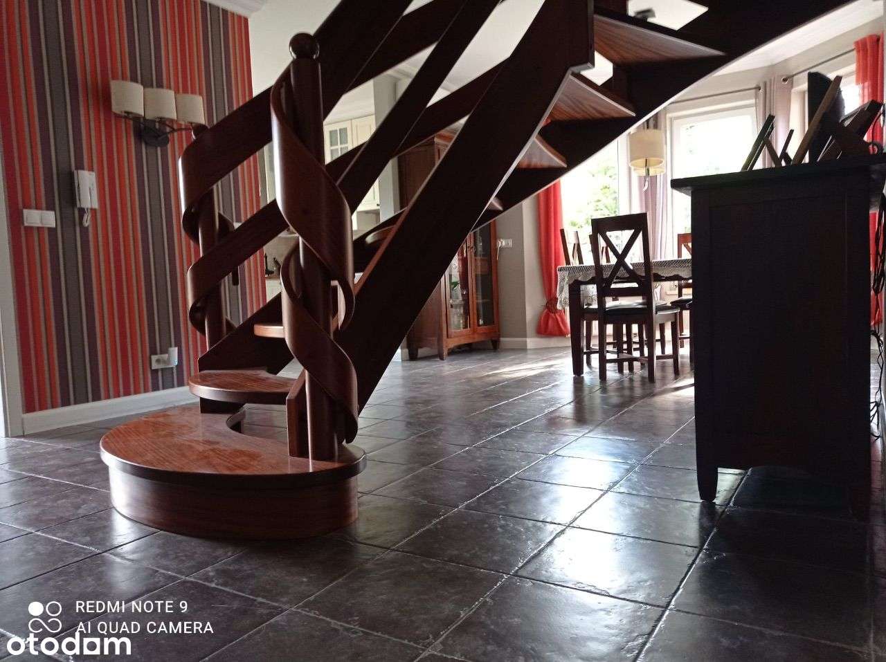 Dom marzeń pod Warszawą – przestrzeń, ogród i niskie koszty-5