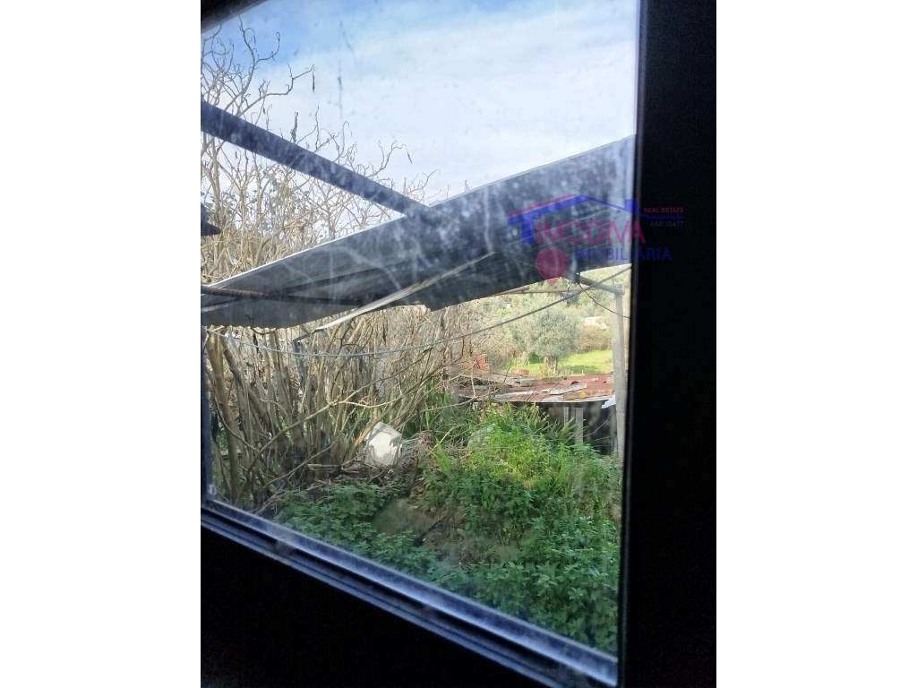 Moradia T2 com arrecadações, garagem e quintal em Constância-7