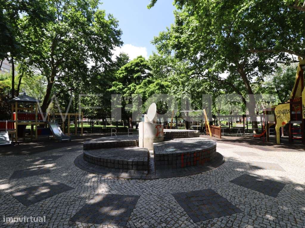 Prédio com 3 andares independentes no centro do Barreiro - frente a...-18