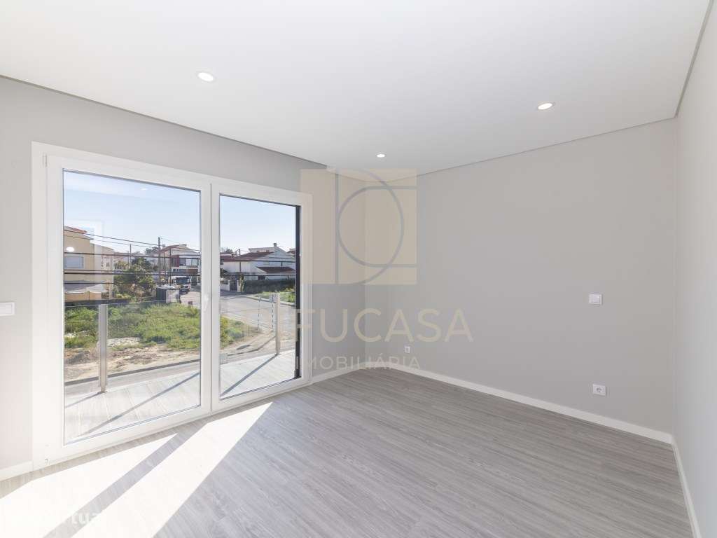 R300 Moradia T3+ 1 (sala de 40m2 localizada centro Fernão Ferro)-24