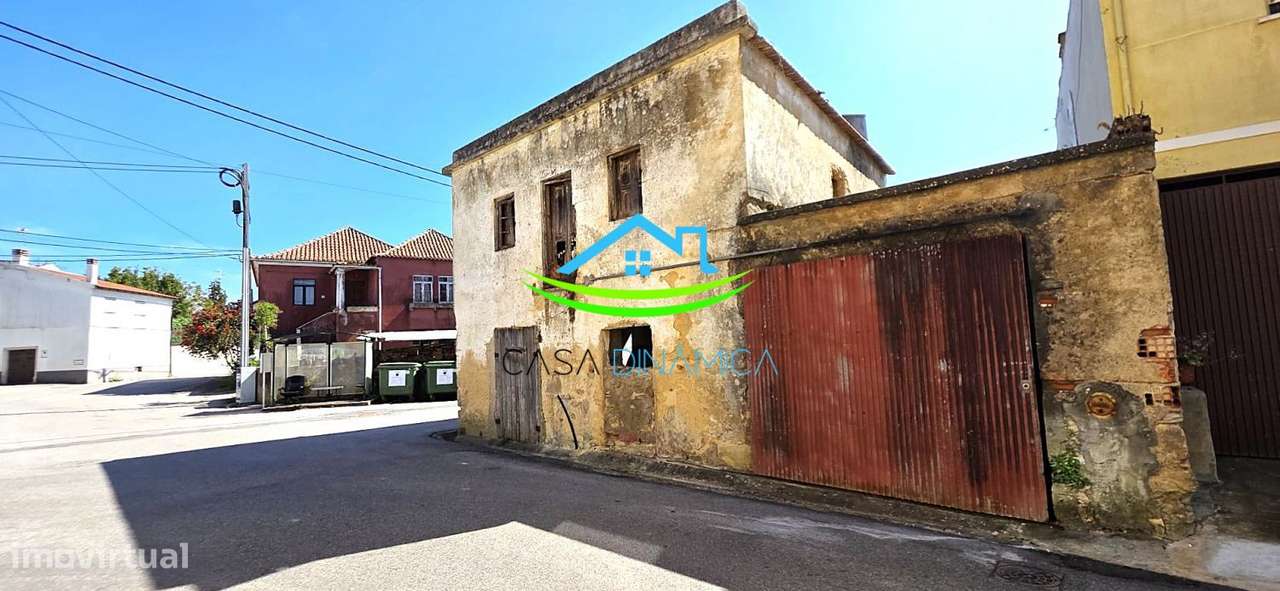 Moradia com garagem e quintal para recuperar-5