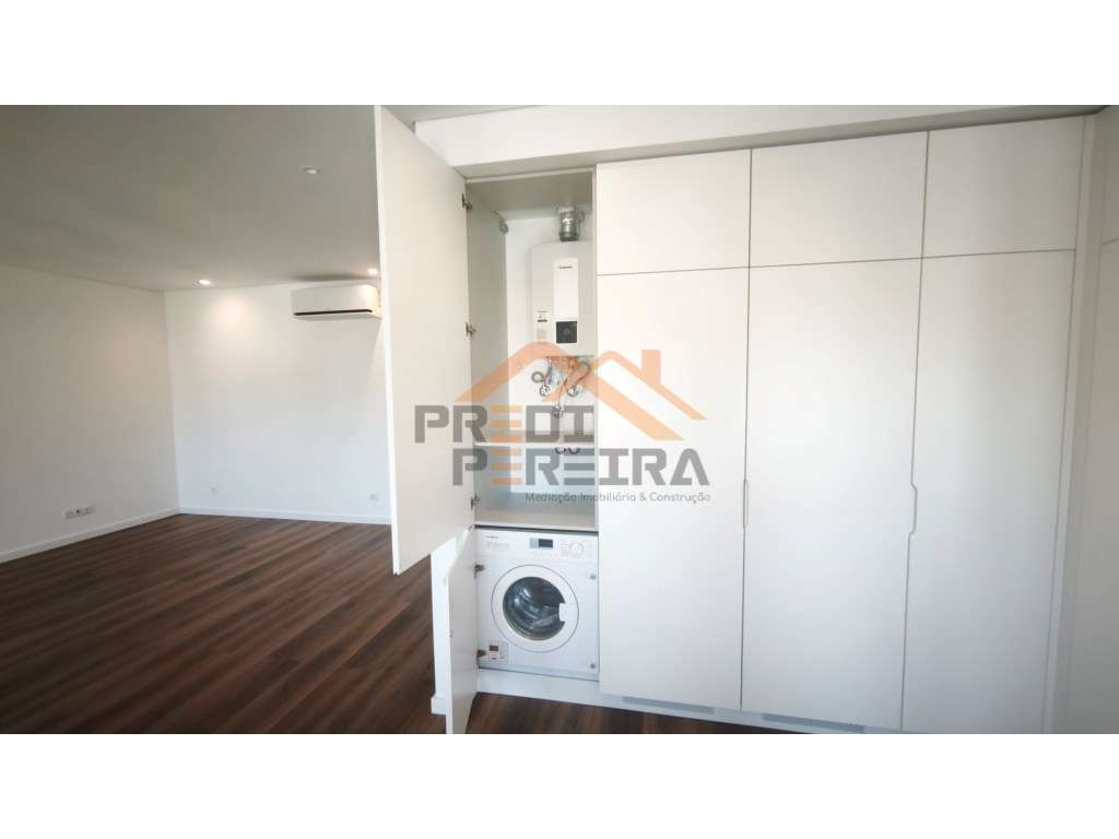 Situado em Caneças, apartamento T4 com duas suites, uma box e um pa...-9
