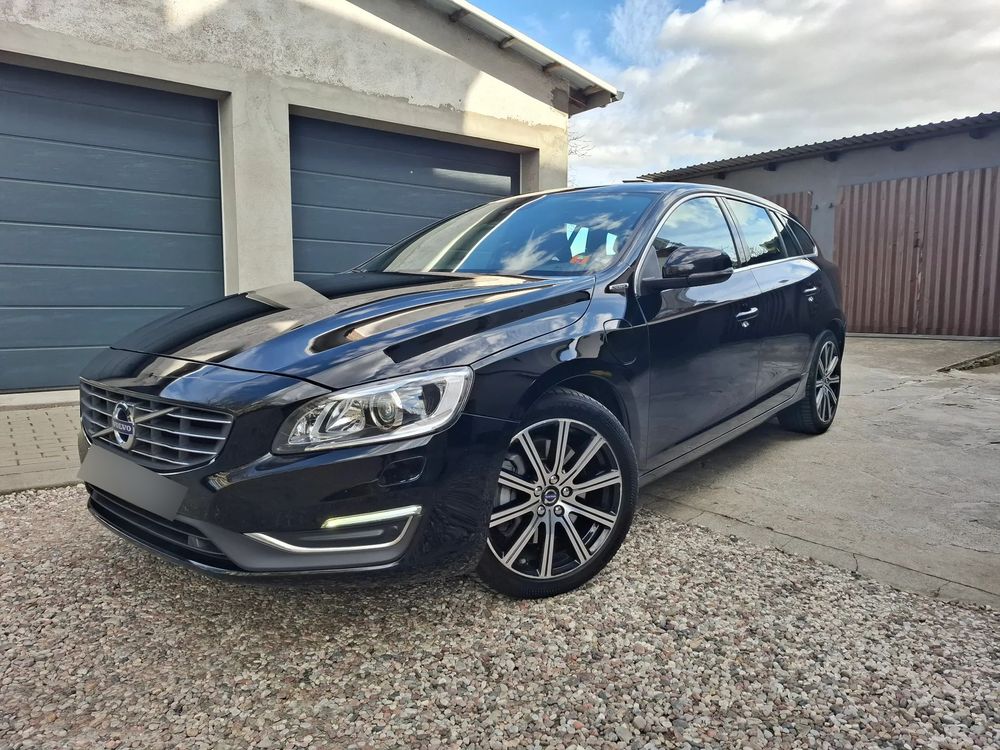 Volvo V60 I D6 AWD Plug-in Hybrid R-Design Summum 2015