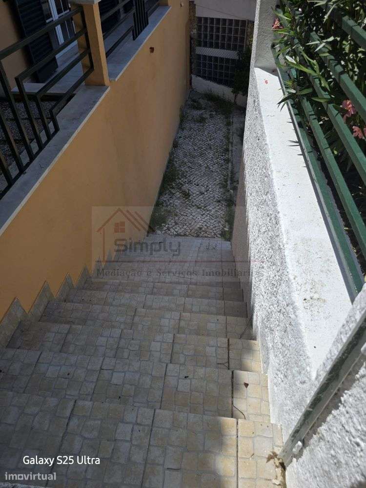 Moradia T4 com piscina e 900 m² de terreno na Quinta da Serralheira,-2