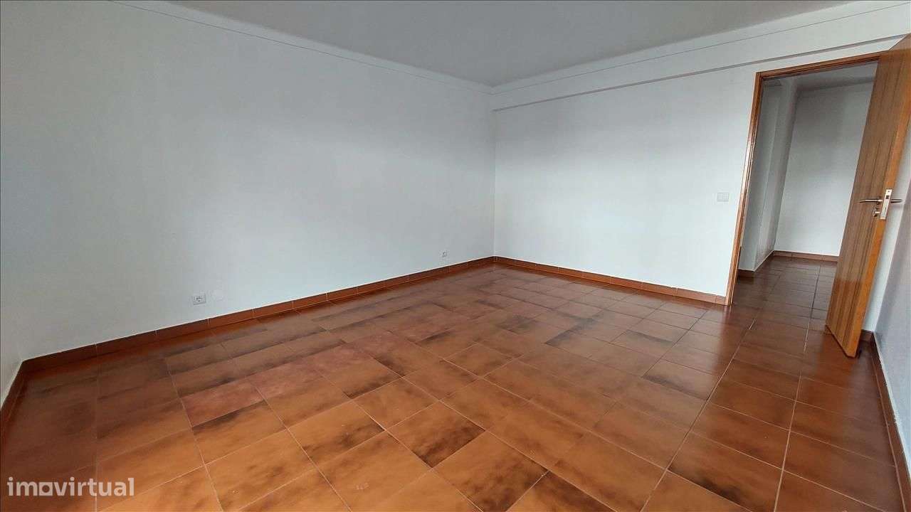 Apartamento T3 com Varanda em Algueirão-Mem Martins, Sintra-4