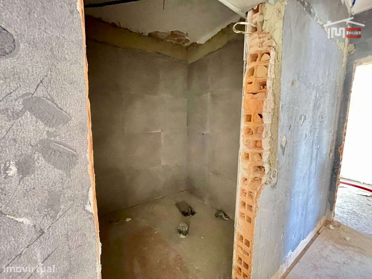 T3 Totalmente Remodelado com Suite e Varanda no Alto do Seixalinho-16