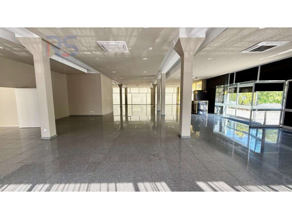 Loja de 4 frentes Porto Egas Moniz-10