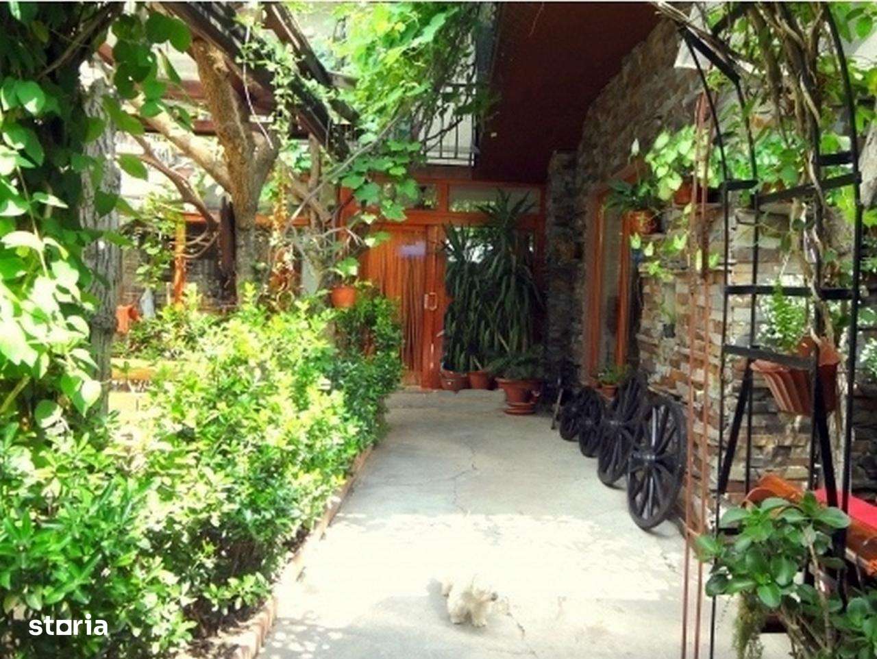 Vila Eforie Nord S+P+1+M Ultracentrala 16 camere - Imagine principală: 1/9