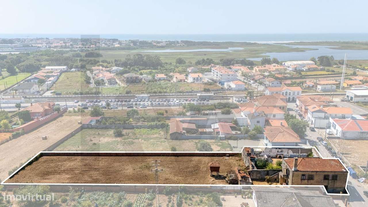 Oportunidade Única de Investimento em Esmoriz: Moradia T3 + 2 Armazéns-16
