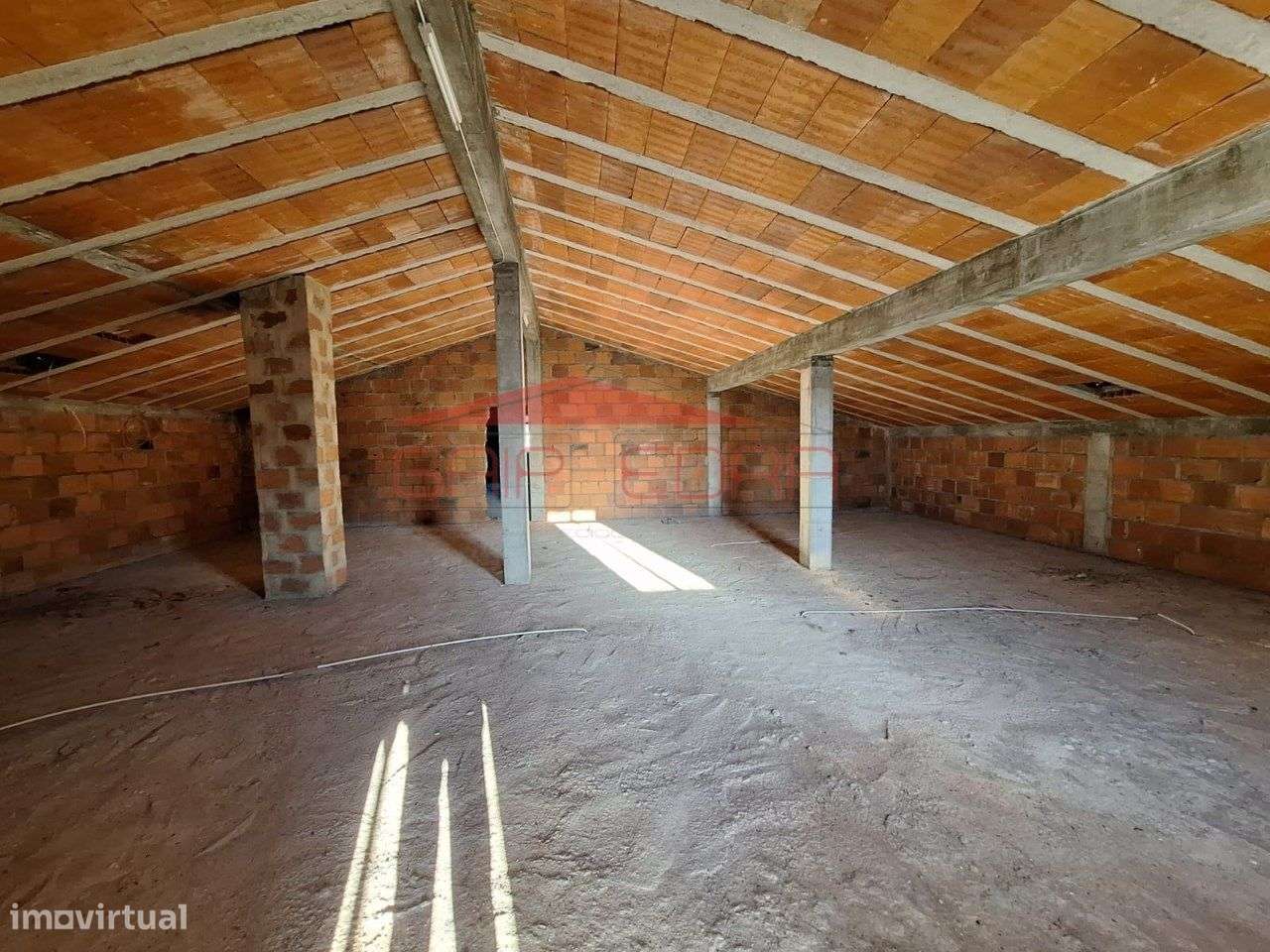 Moradia T4 com garagem e lareira perto das montanhas-21