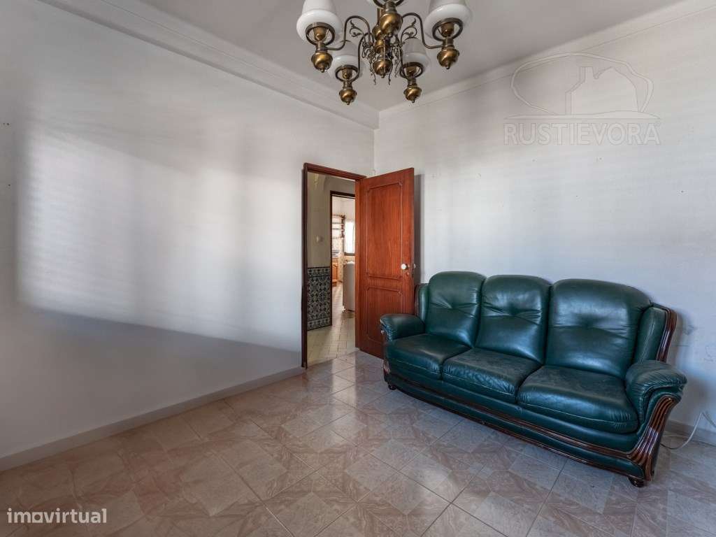 Moradia Unifamiliar de rés-do-chão e sótão, T3 com terraço e 2 quin... - Grande imagem: 4/19