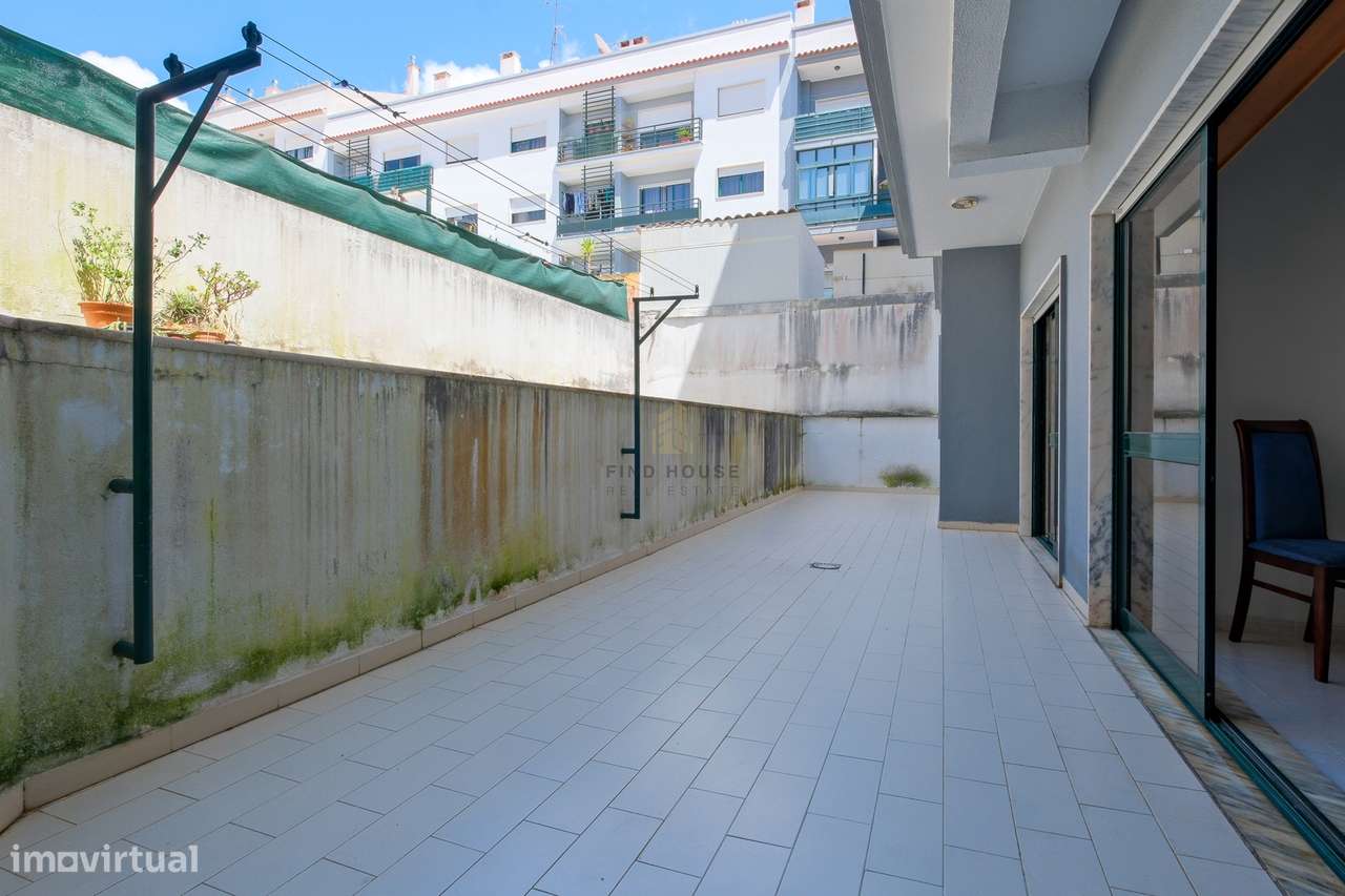 Apartamento T2 com terraço, lugar de garagem e arrecadação em Vale de-7