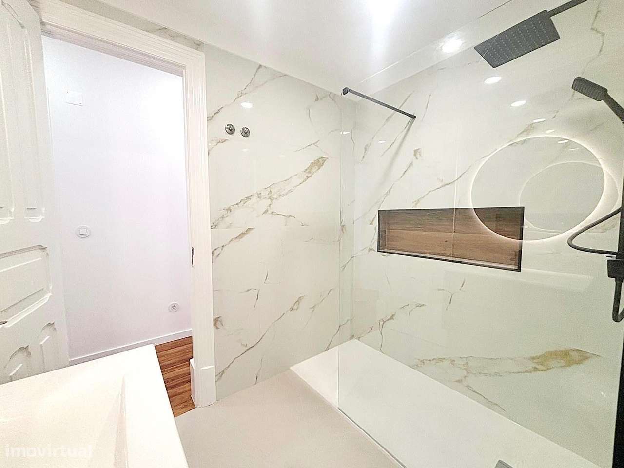 T3 totalmente remodelado com varanda na Av. General Roçadas-17