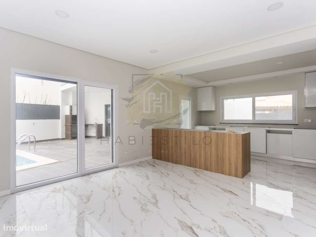 Moradia V4 nova com piscina-8