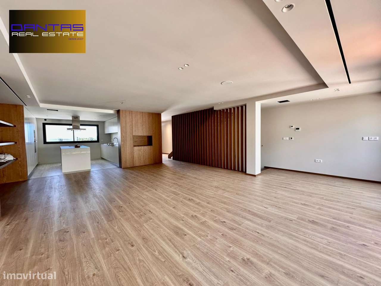 Gaveto T4 já com a estrutura concluída, lote 400m2-31