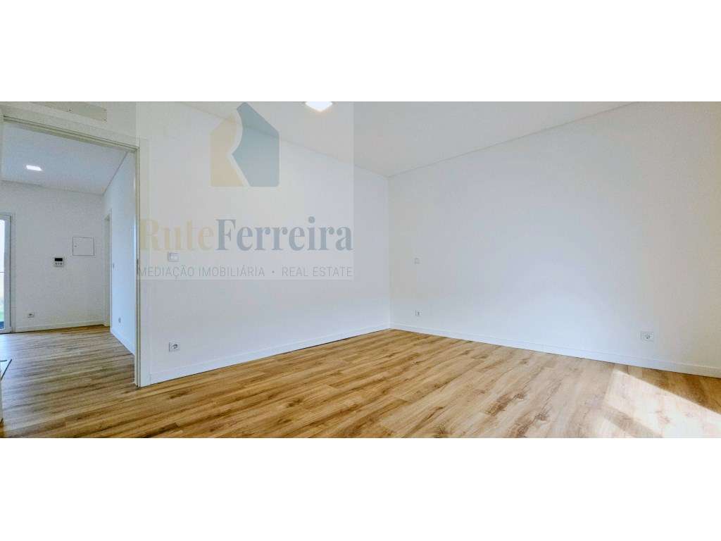 Espetacular Moradia T4 Nova, com Garagem e Logradouro!-33