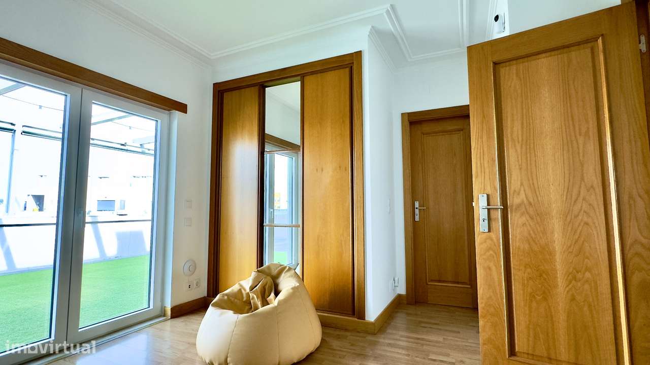 Magnífico T4 Duplex no Forte da Casa-17