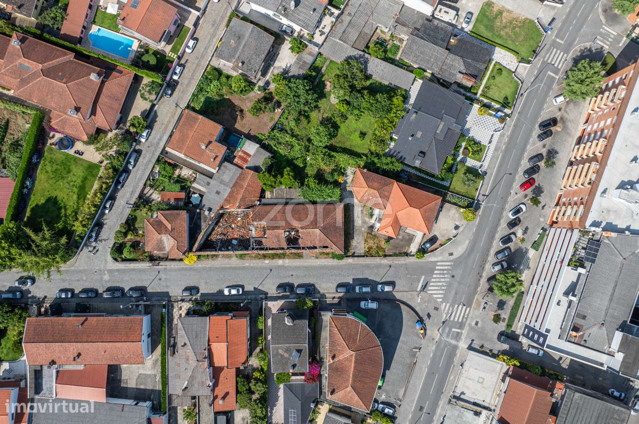 Moradia T5 4 frentes no Centro da Trofa-12