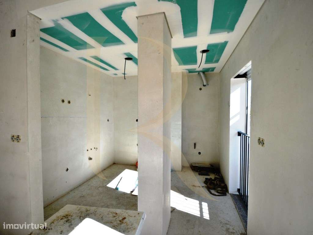 Apartamento T2 novo com elevador e terraço em Santa Marta do Pinhal... - Grande imagem: 2/9