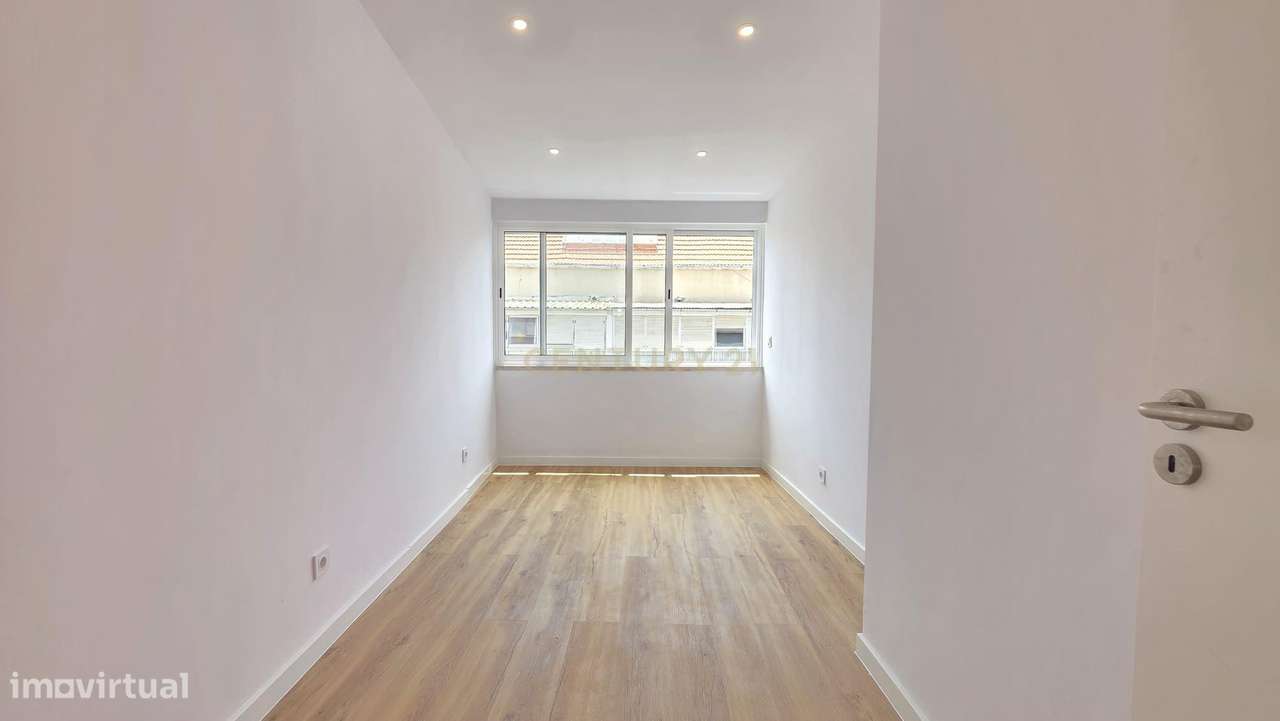 T2 Totalmente Remodelado em Queluz – Pronto a Habitar-16