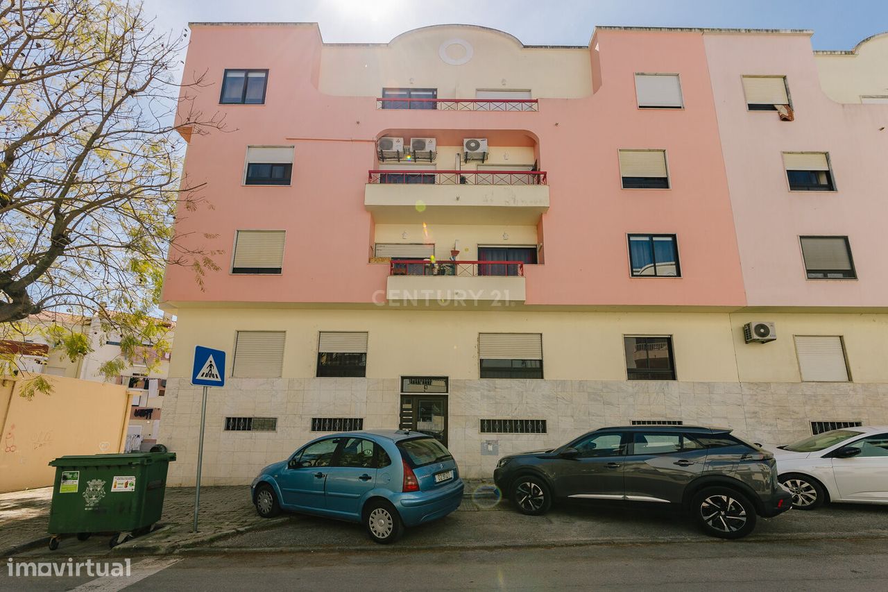 Apartamento de 4 assoalhadas, 3° andar, com 106m2, na Baixa da Banheir